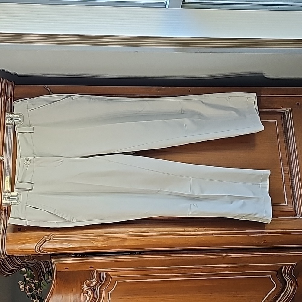 Off White Straight Leg Capri Pants for Effortless Style